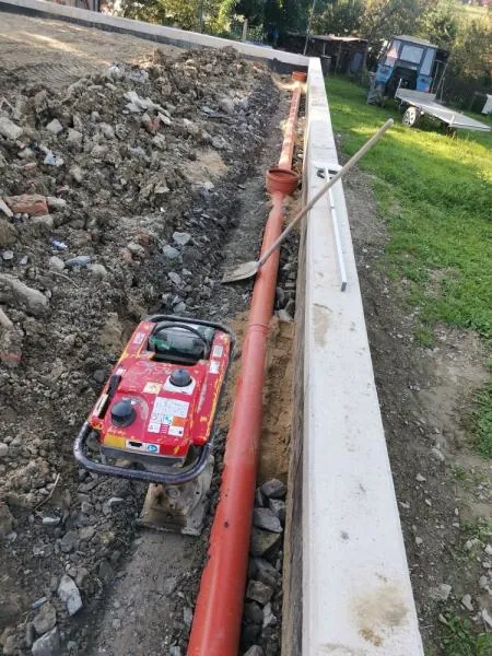 > Úprava dvora - kanalizácia, parkovisko, úprava v metličke Mútne lekáreň — foto 2