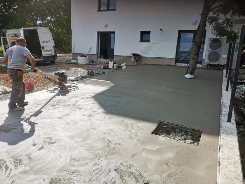 > Úprava dvora - kanalizácia, parkovisko, úprava v metličke Mútne lekáreň — foto 3