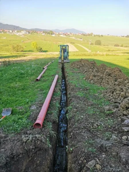 > Úprava dvora - kanalizácia, parkovisko, úprava v metličke Mútne lekáreň